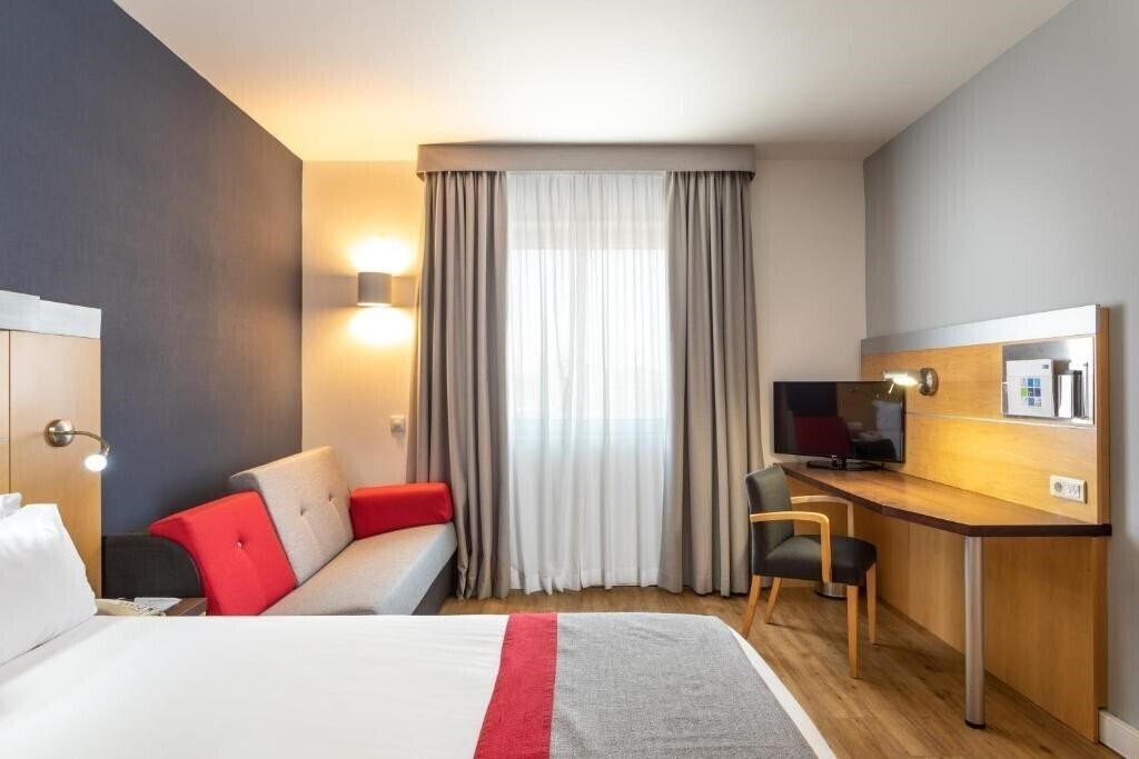 Изображение Holiday Inn Express Lisbon-Oeiras 3*
