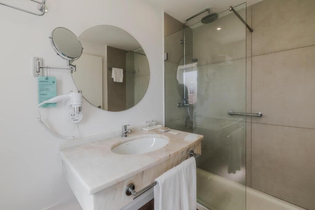 Фотография Enotel Santo da Serra 4*