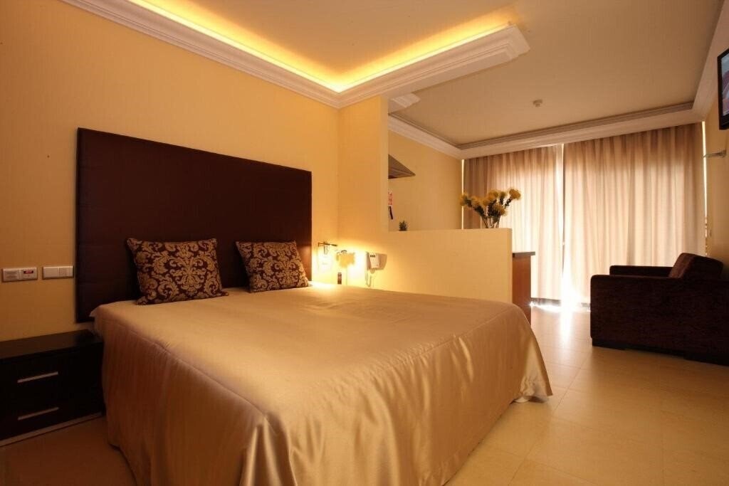 Фото Hotel Apartamentos Baia Brava 4*