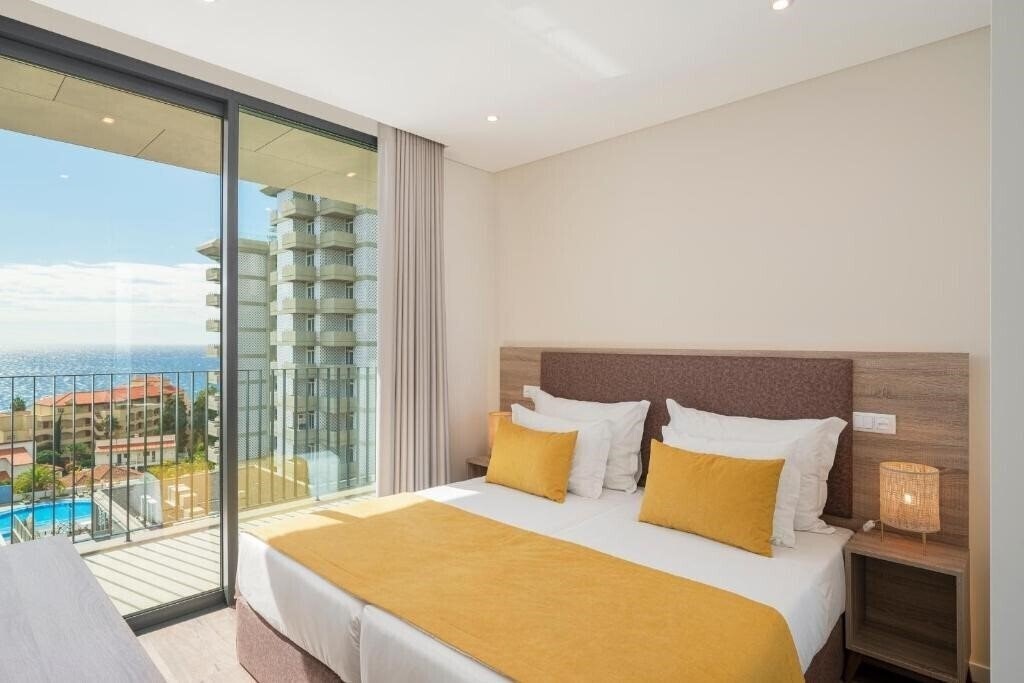 Фото Monumental Plaza by Petit Hotels 4*