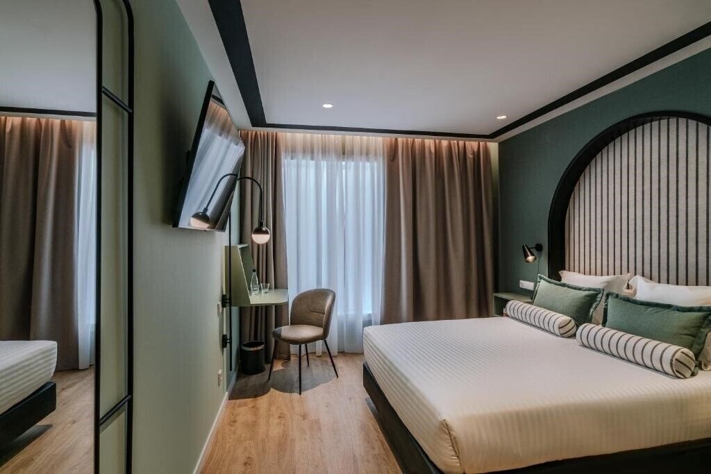 Отель Vincci Bonjardim 4*