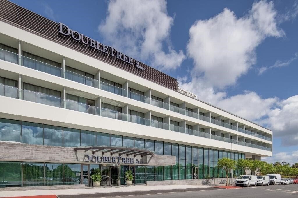Отель Doubletree by Hilton Lagoa Azores 5*