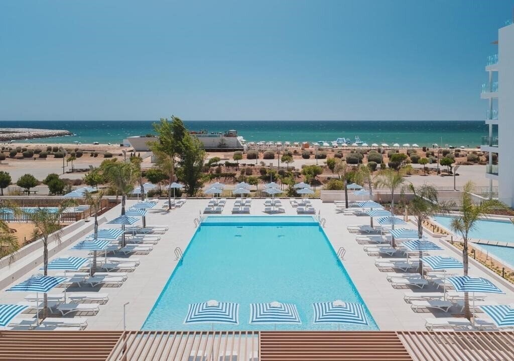 Отель Dom Pedro Residences 5*