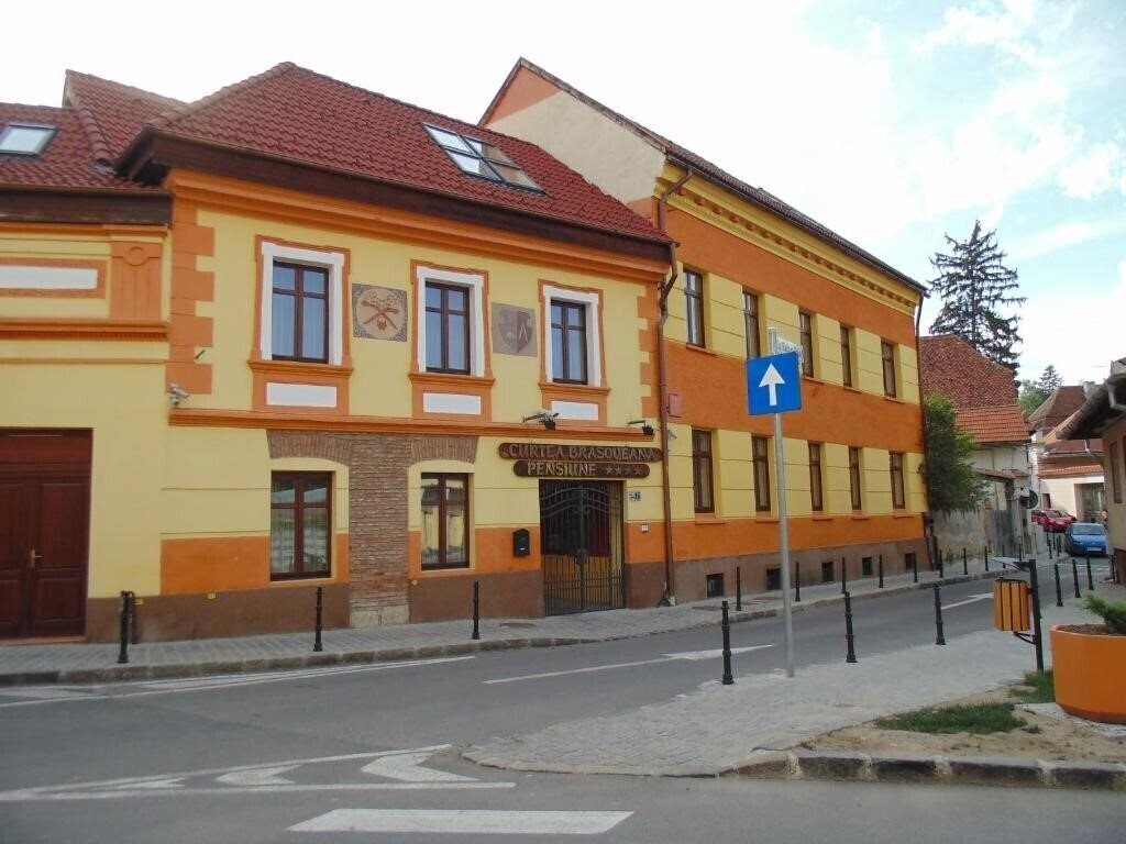 Отель Curtea Brasoveana 4*