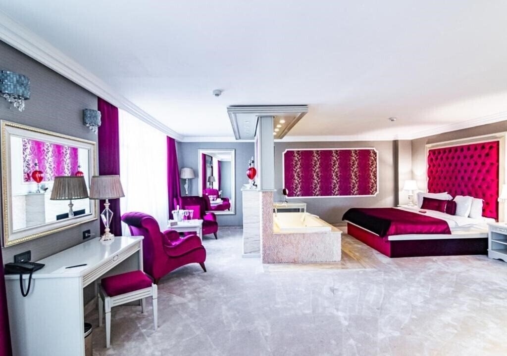 Отель Phoenicia Grand Hotel 4*