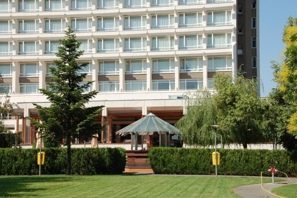 Готель Ramada by Wyndham Bucharest Parc Hotel 4*