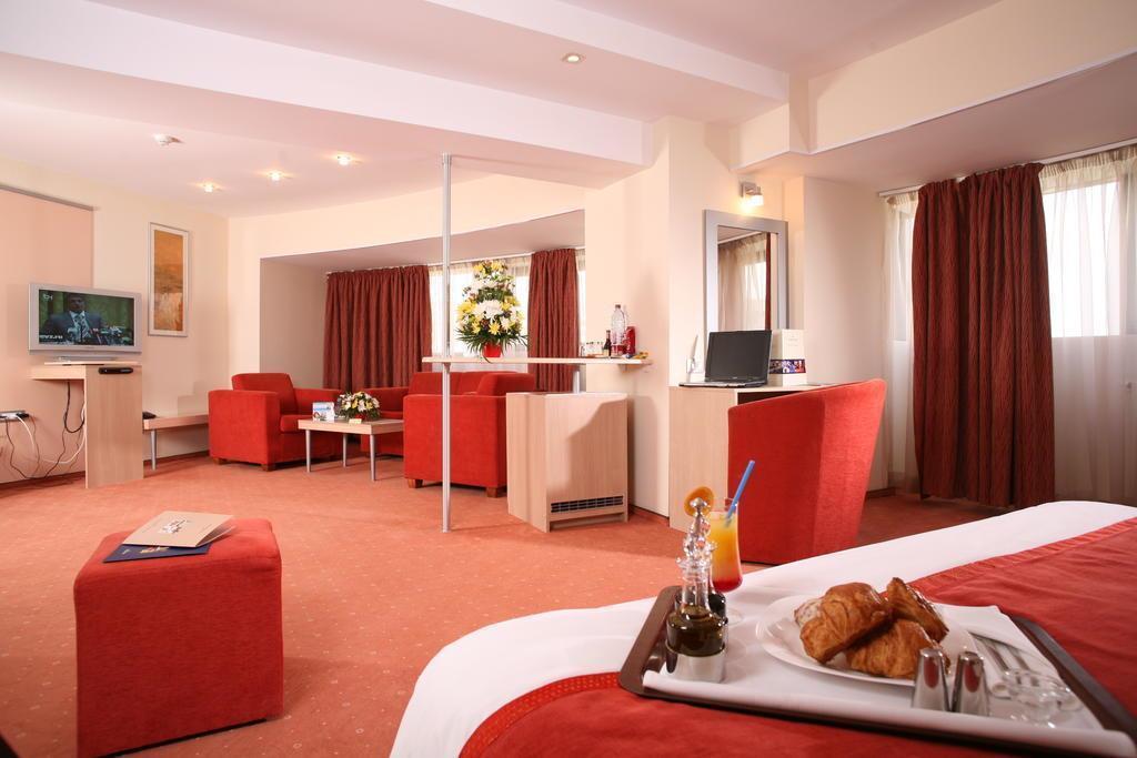 Готель Golden Tulip 4*