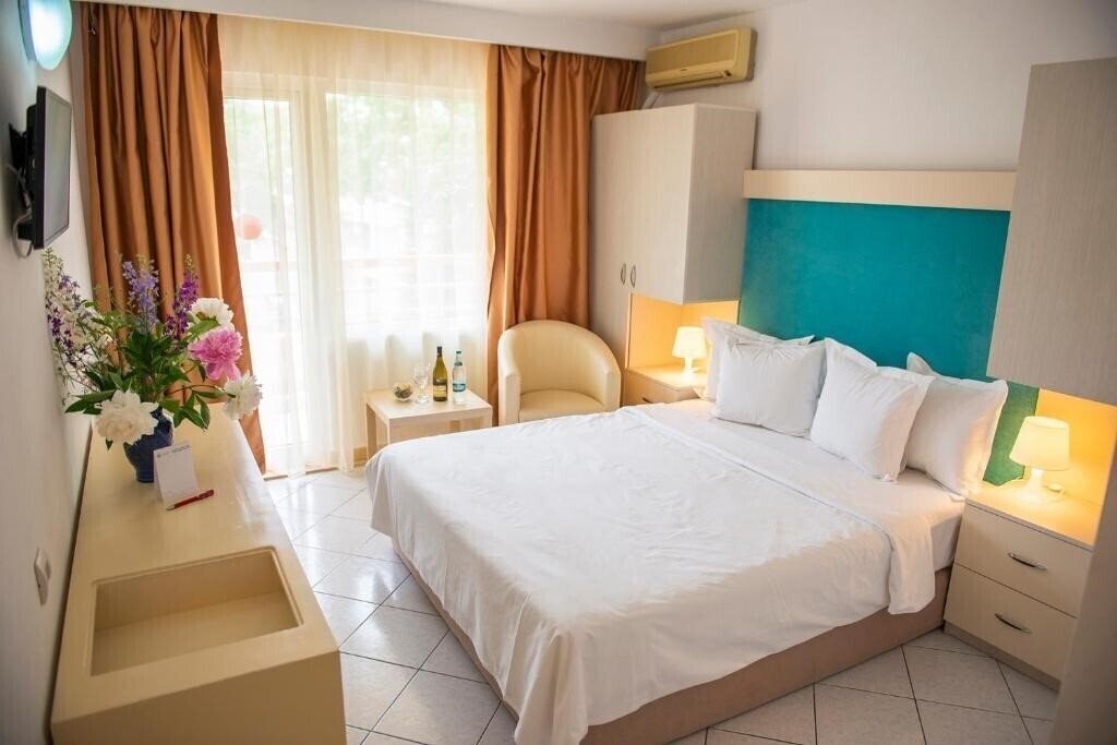 Отель Phoenicia Majestic 3*