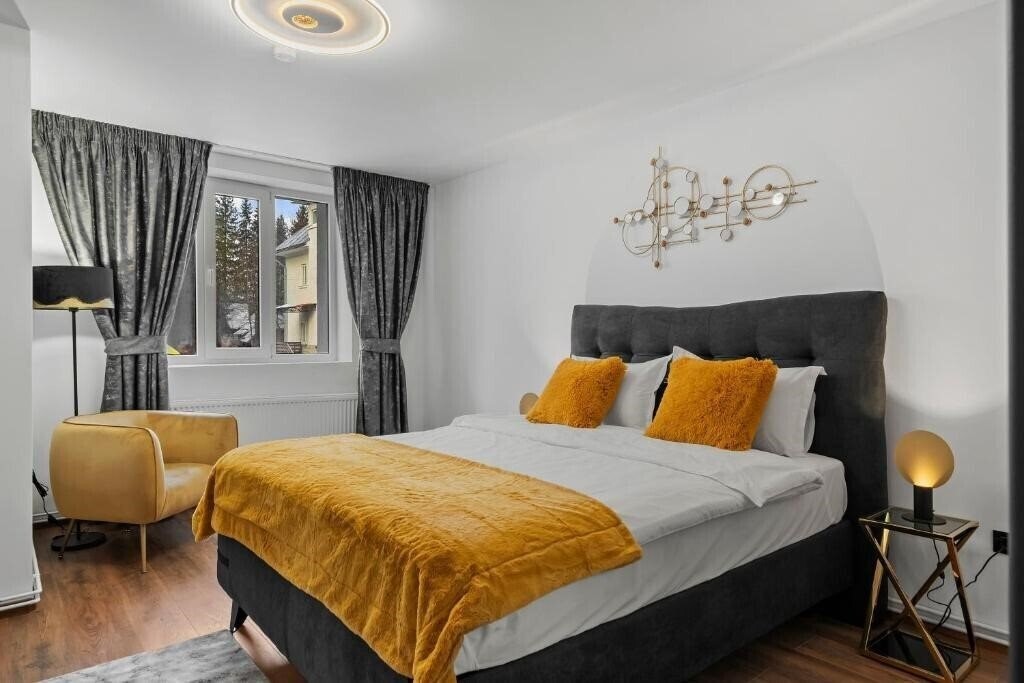 Готель Seven Apartments 3*