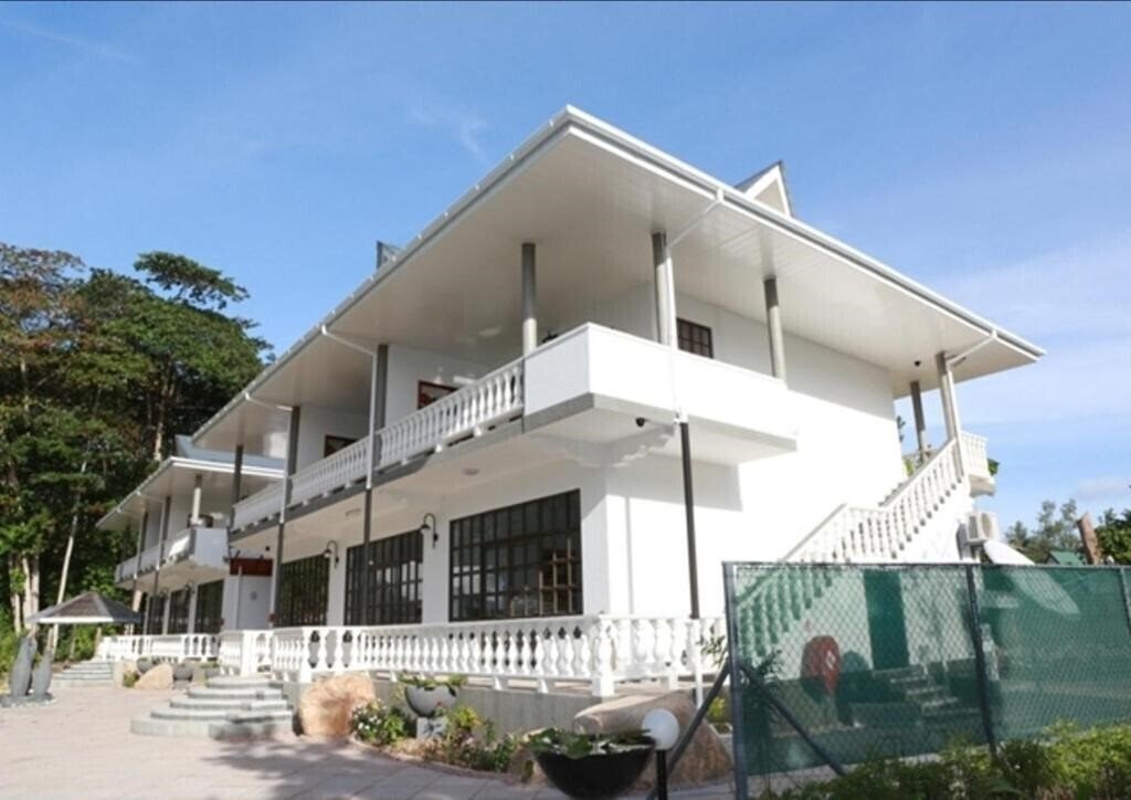 Фото La Digue Self-Catering Apartments 3*