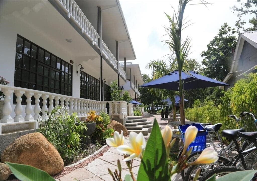 Отель La Digue Self-Catering Apartments 3*