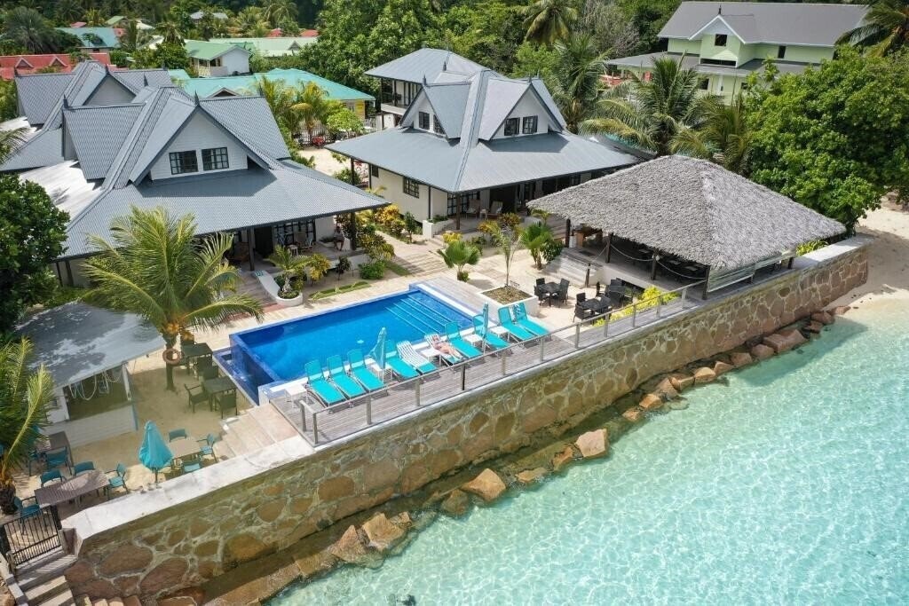 Готель Le Nautique Luxury Waterfront Hotel 4*