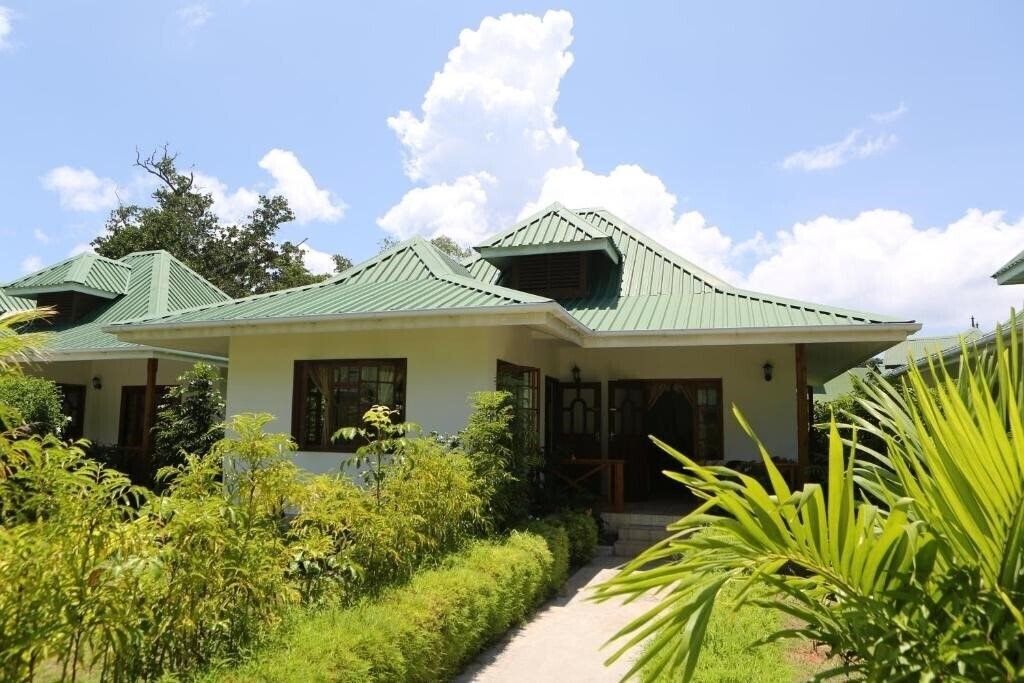 Готель Le Surmer Self Catering Chalets 3*