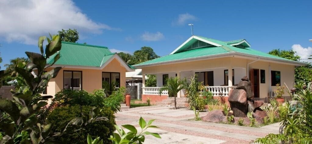 Фото Orchid Self Catering Apartment 3*