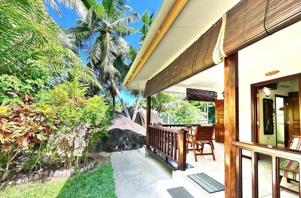 Отель Cocotier Du Rocher 3*