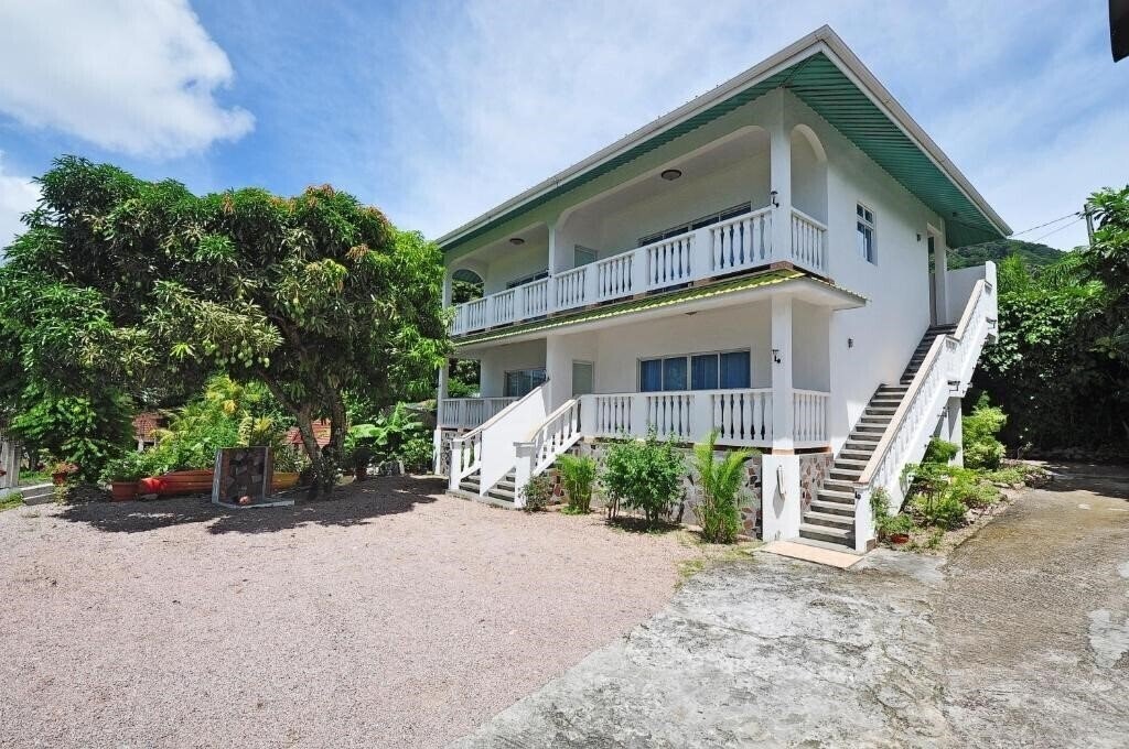 Готель Divers Lodge Guest House 3*