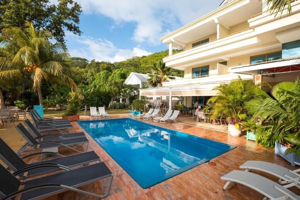 Отель Crown Beach Hotel 4*