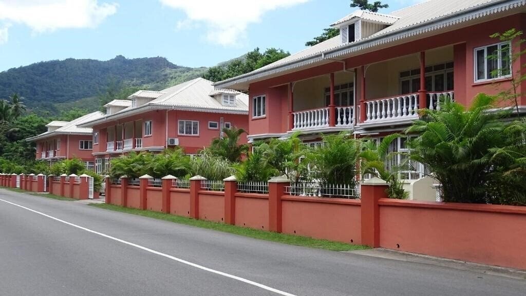 Отель Reef Holidays Apartments 4*