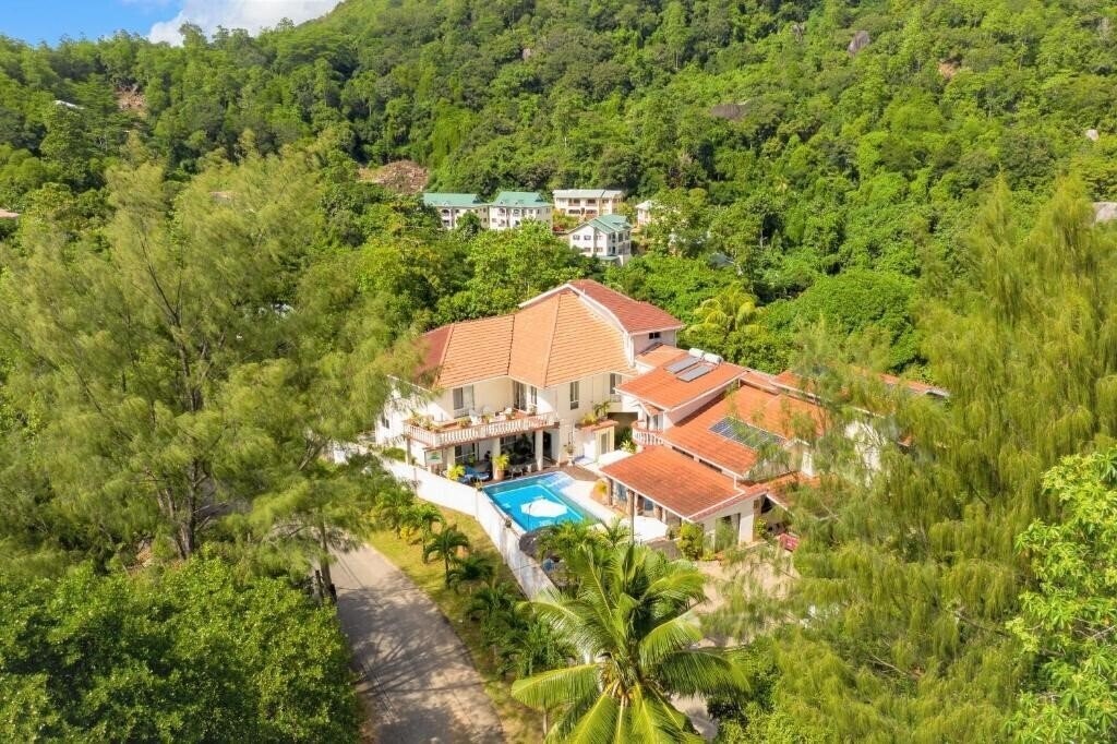 Готель Carana Hilltop Villa 3*