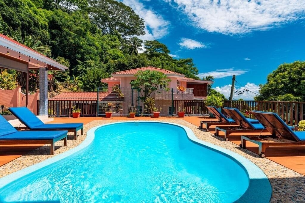 Отель Glacis Heights Villa 3*