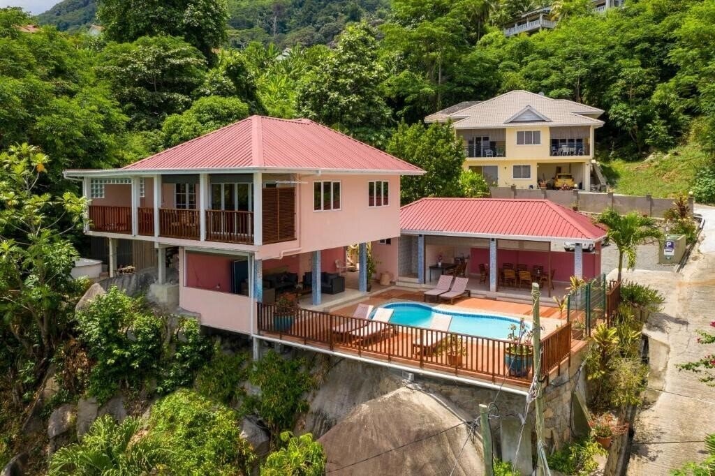 Готель Glacis Heights Villa 3*