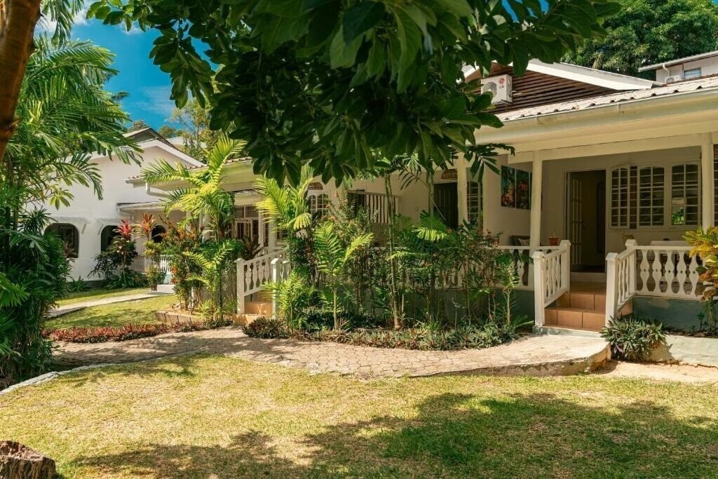 Готель Beau Vallon Bungalows 3*