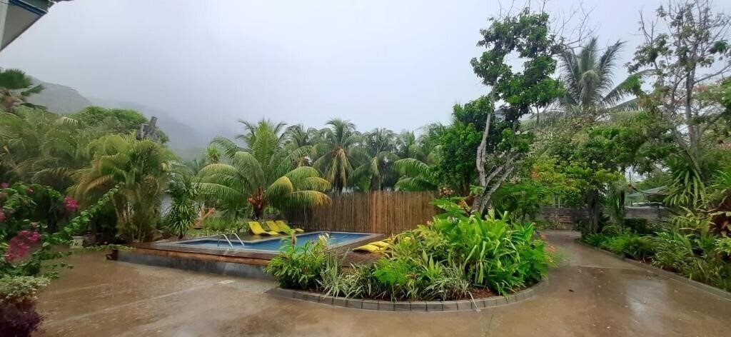 Отель Castaway Lodge 3*