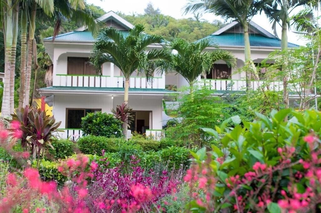 Готель Evergreen Apartments 3*