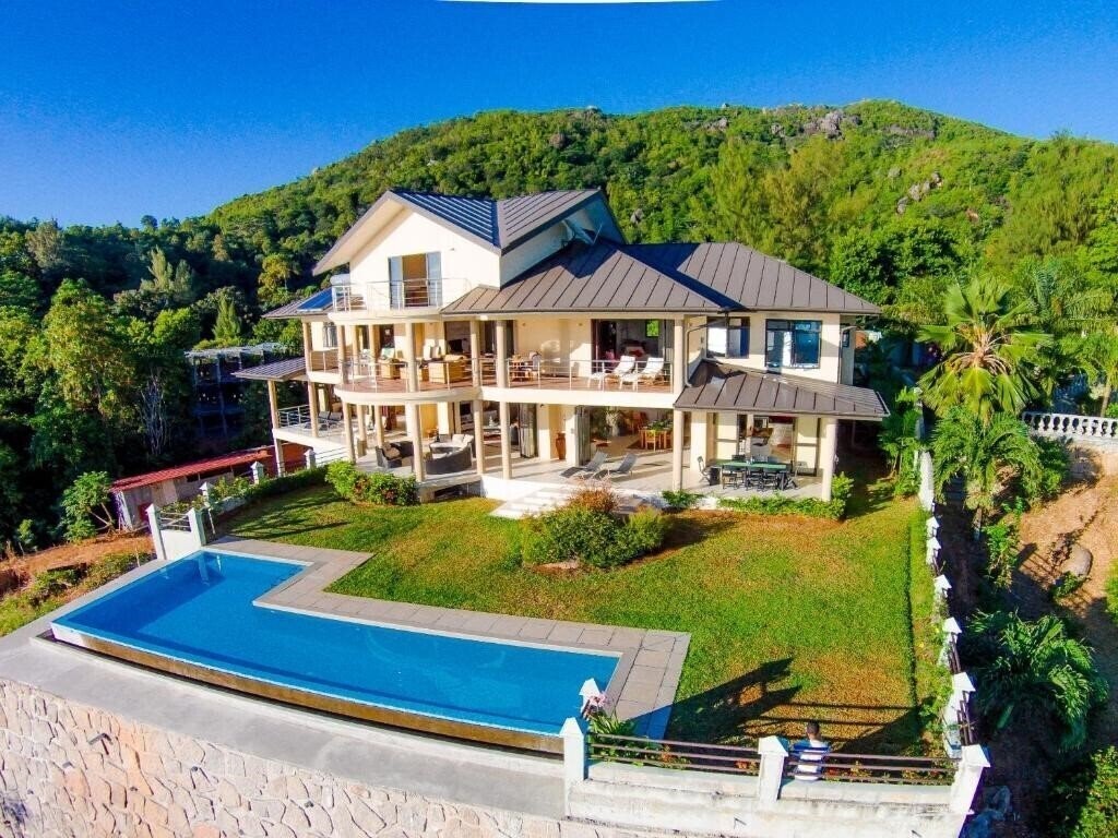 Отель La Vue 4*