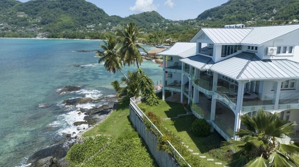 Отель Vallonend Beachfront Villa With Excellent View 4*