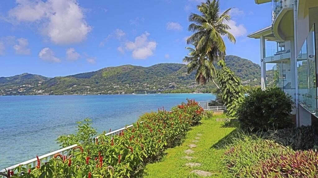 Фото Vallonend Beachfront Villa With Excellent View 4*