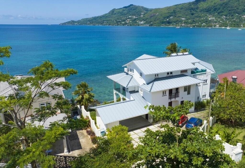 Фото Vallonend Beachfront Villa With Excellent View 4*