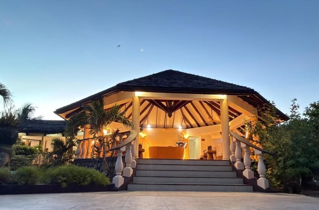 Готель Castello Beach Hotel 4*