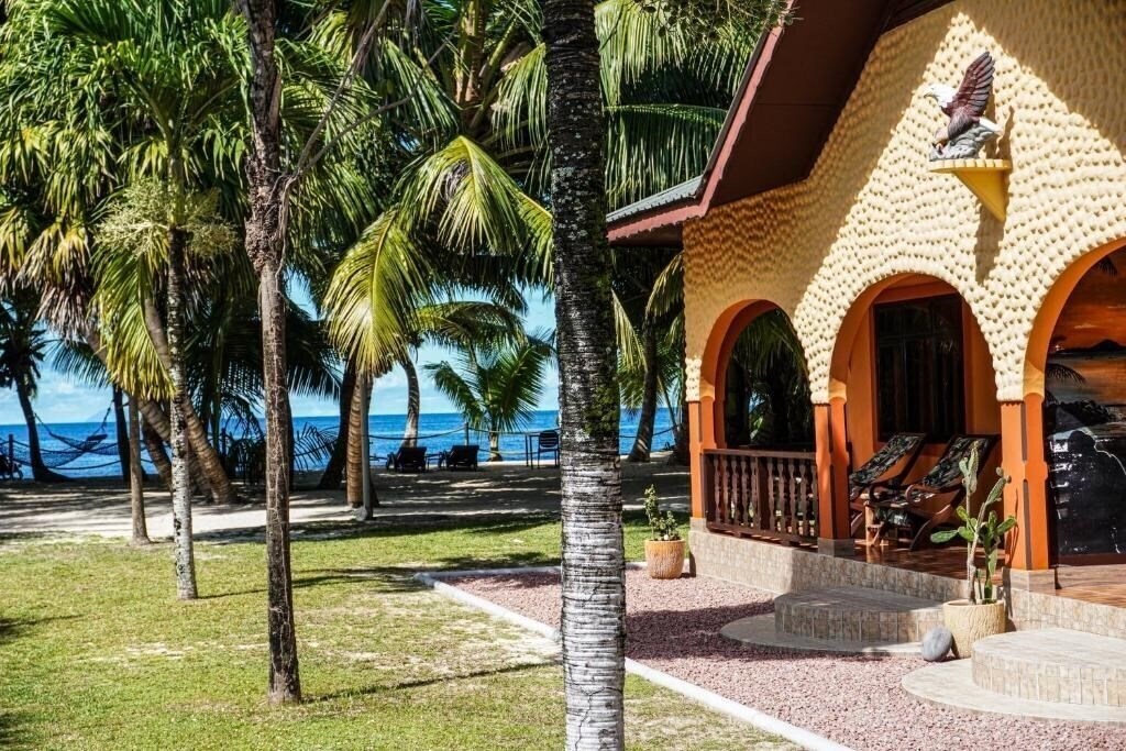 Готель Anse Kerlan Beach Chalet 3*