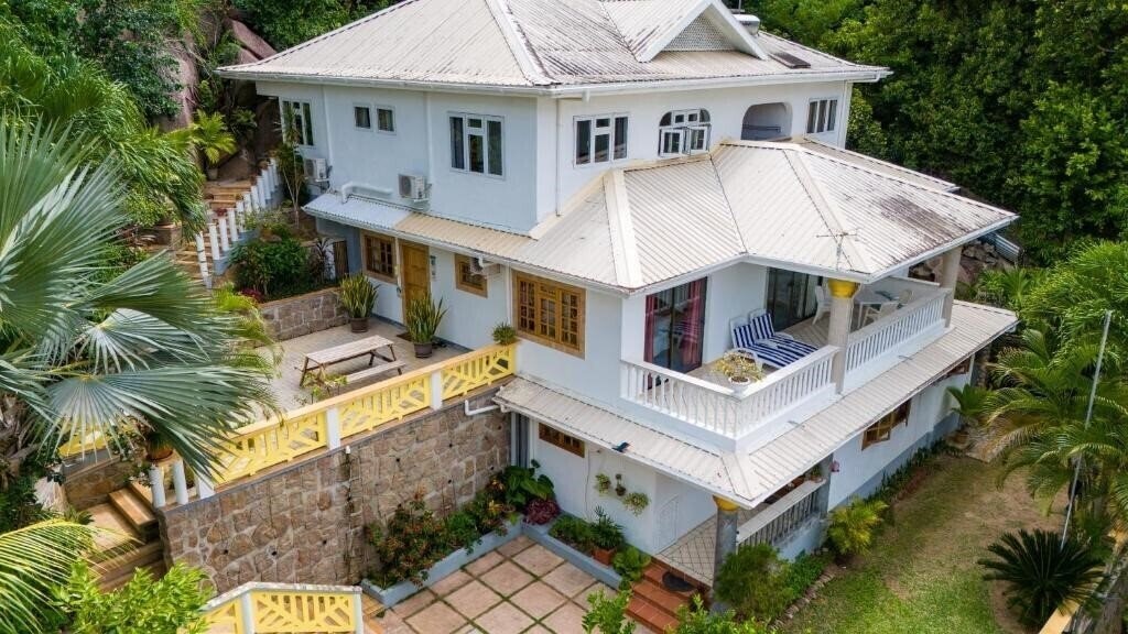 Готель Cavern Apartments 4*