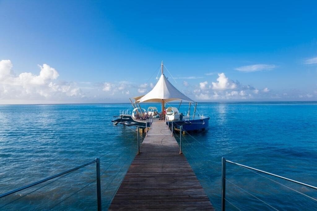 Отель Coco de Mer Hotel and Black Parrot Suites 4*