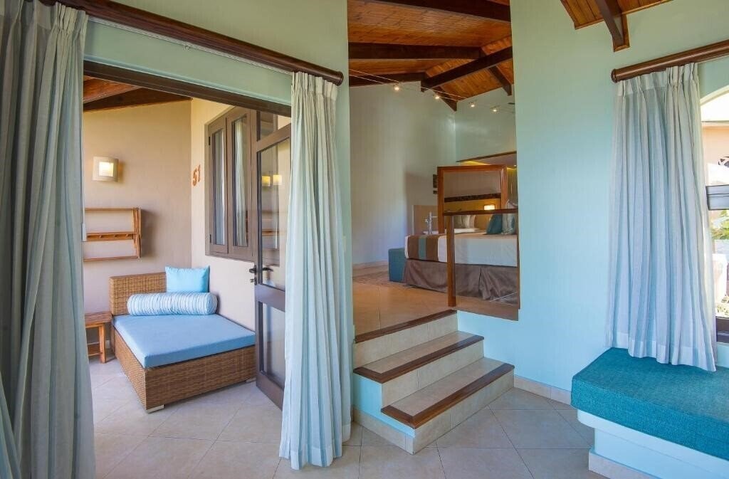Фото Coco de Mer Hotel and Black Parrot Suites 4*