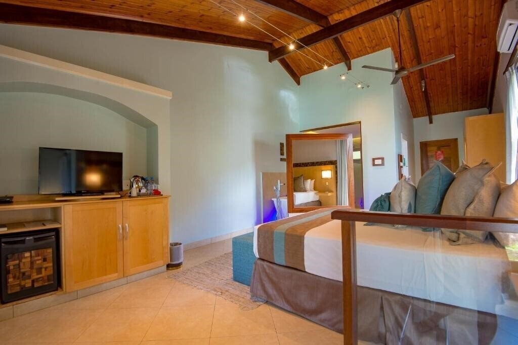 Изображение Coco de Mer Hotel and Black Parrot Suites 4*