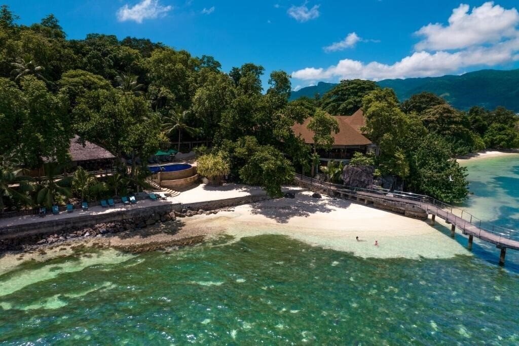 Отель Cerf Island Resort 4*