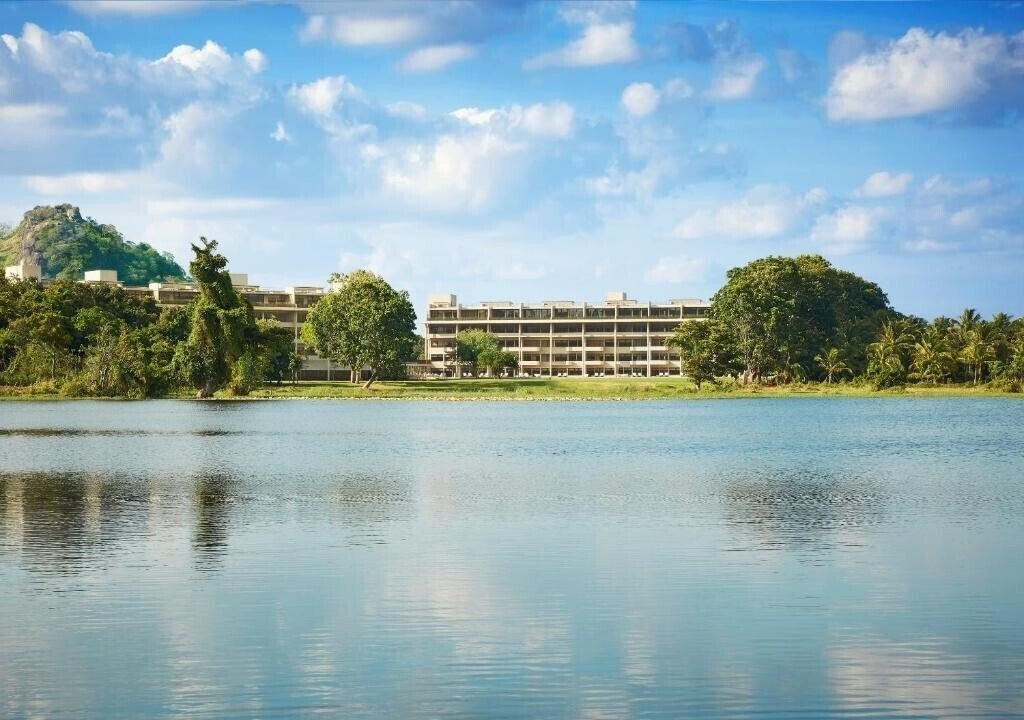 Готель Jetwing Lake 5*