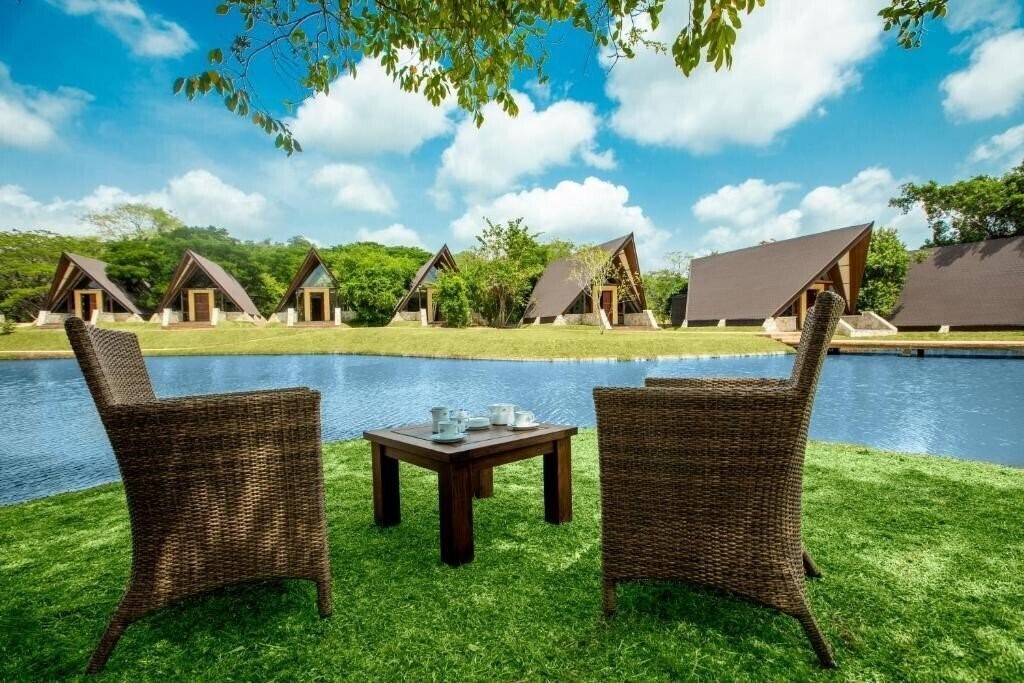 Готель Liyya Water Villas 5*