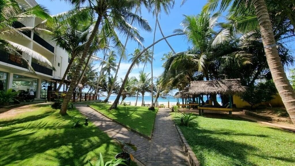 Отель Dickwella Beach Hotel 2*