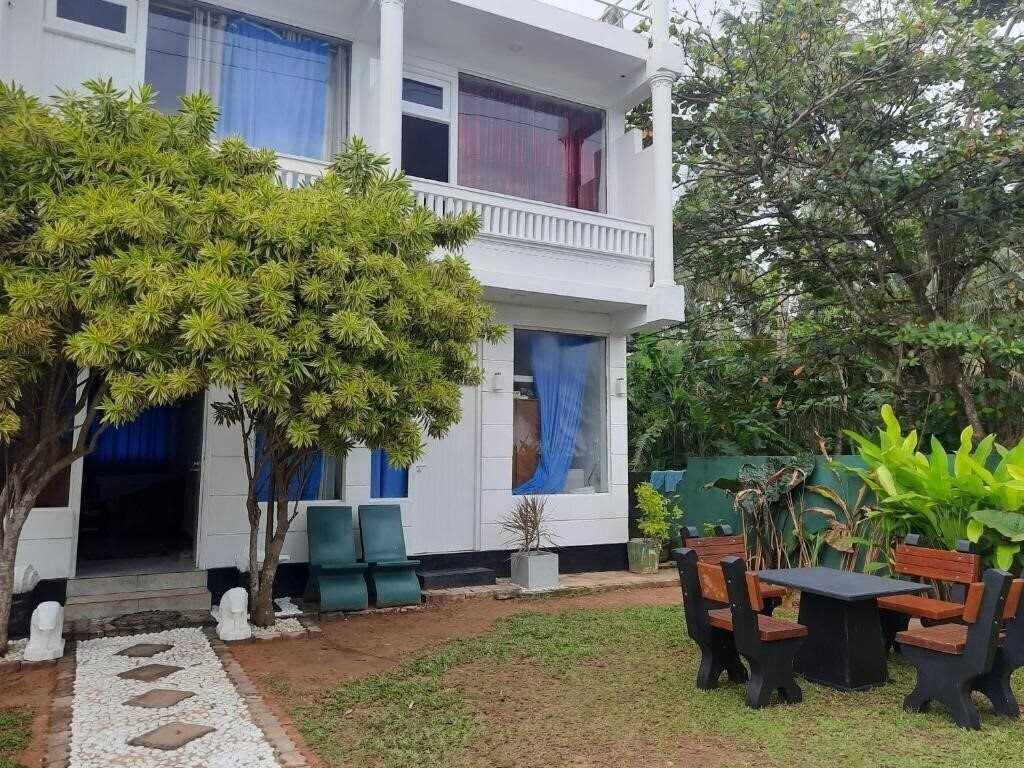 Готель New White Surfing Habaraduwa 1*