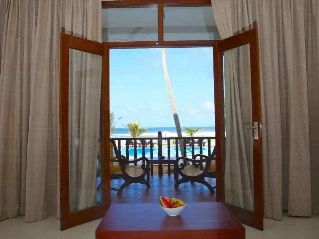 Фото Whispering Palms 3*