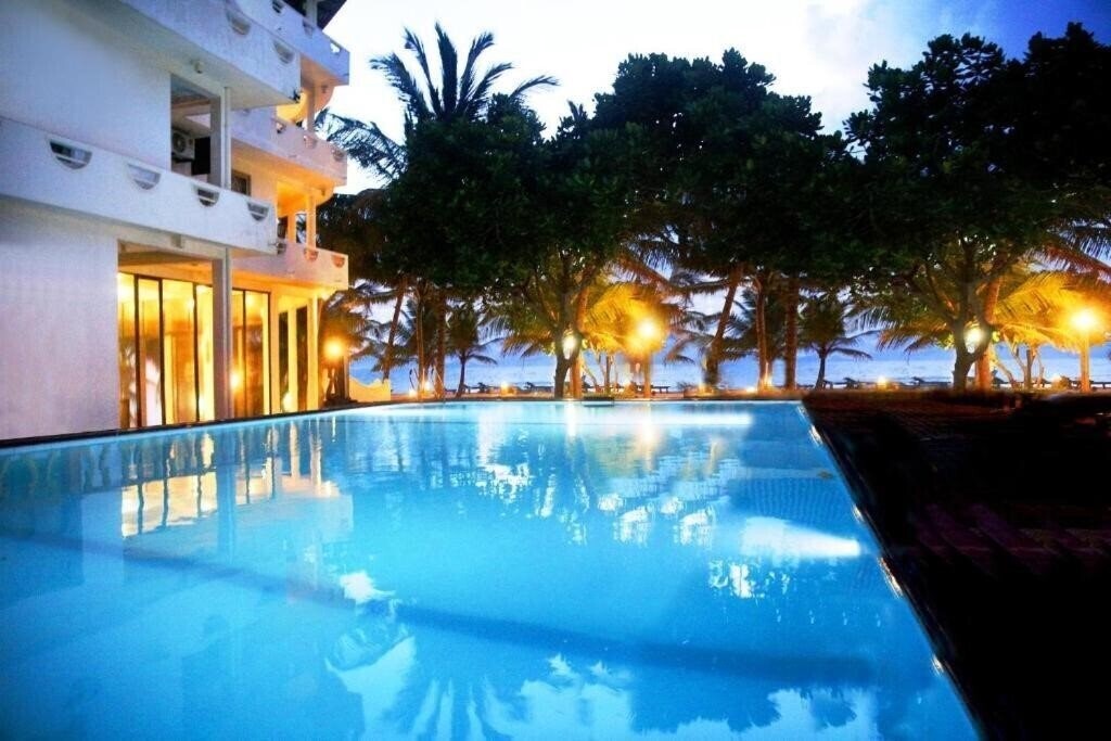 Готель Oasey Beach 3*