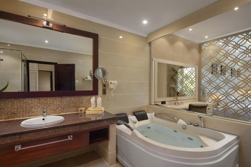 Фото The Golden Crown Hotel 5*
