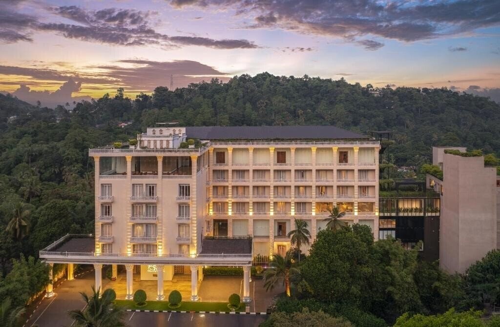 Картинка The Golden Crown Hotel 5*