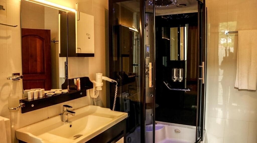 Готель Oak Ray Serene Garden Hotel 3*