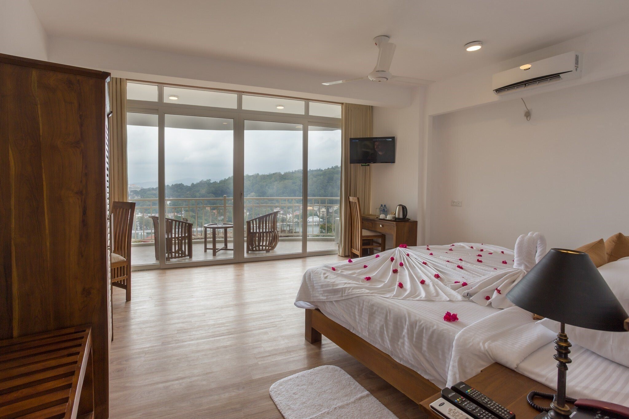 Готель Sandriana Lake View 3*