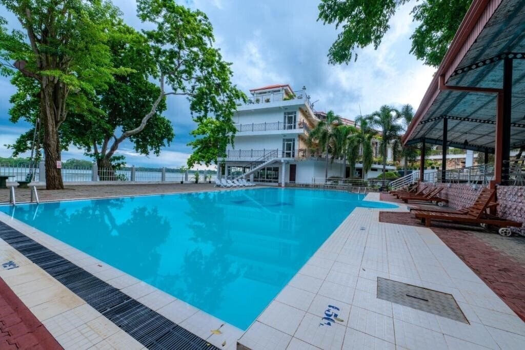 Готель Centauria Lake Resort Embilipitiya 4*